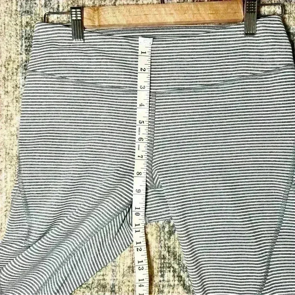 Zella Women’s Cropped Striped Workout Capri Great condition! Size Medium - Picture 7 of 9
